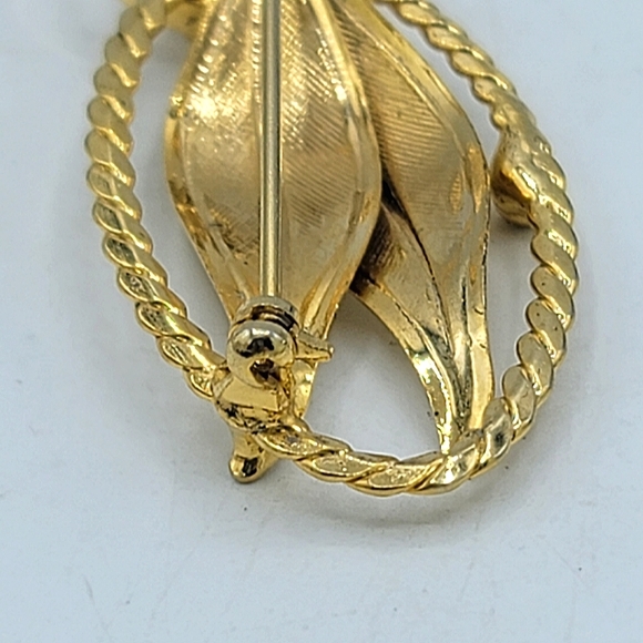 Elegant Textured Gold Tone Leaf Wreath Brooch with Faux Pearl Accent - Picture 7 of 11